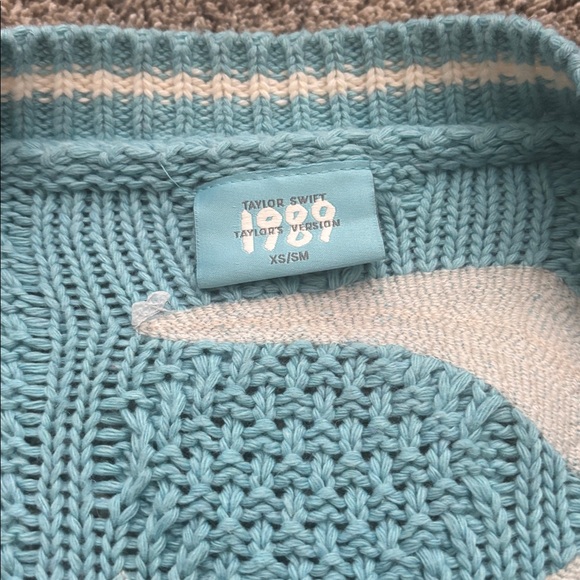 Taylor Swift Light Blue Knit Cardigan - Picture 2 of 5